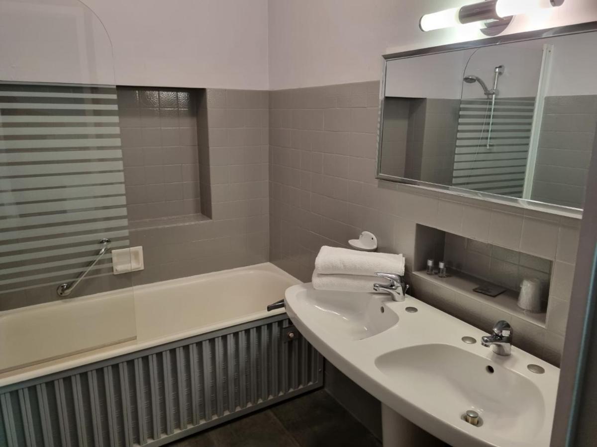 Hotel Le Comty Feurs Esterno foto