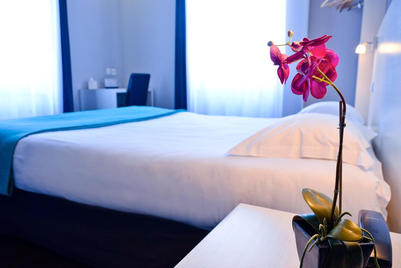 Hotel Le Comty Feurs Esterno foto